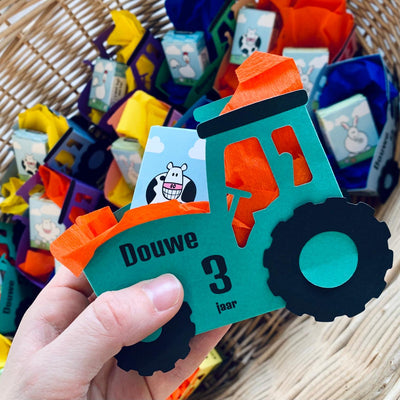 Tractor uitdelen douwe enkel boven mand traktatie van Uitdelen.nu