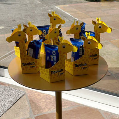 Uitdelen giraffe tafel traktatie van uitdelen.nu